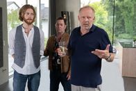 Die Chefin – Paul Böhmer (Jürgen Tonkel) glaubt an die Schuld von David Schirmer (Moritz Stephan, l.) aber auch Leon Meyerling (Axel Milberg, r.) will seinen Ruf schützen – geht er dafür über Leichen?