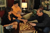 Modern Family – Jay (Ed O'Neill, r.) will Schwiegersohn Phil ein Schachspiel zum Geburtstag schenken, jedoch nicht, ohne es vorher auszuprobieren. Manny (Rico Rodriguez) muss als Gegner herhalten, denn Jay möchte Glorias (Sofia Vergara) Sohn das Spiel "näherbringen"...