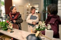 Rote Rosen – Tina (Katja Frenzel, l.) ist vor den Kopf gestoßen, als Anke (Anne Brendler, M.) für ihr Engagement eine freche Gegenforderung stellt (mit Anja Franke, r.) ...