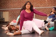 Big Mamas Haus - Die doppelte Portion – Trent (Brandon T. Jackson), Neffe des FBI Undercover Agenten Malcolm Turner, wird Zeuge eines Mordes an einer Kunstschule für Mädchen. Als Big Mama und Charmaine tarnen sich die beiden, um Zutritt zur Hochschule zu erlangen und den Mörder zu jagen ...