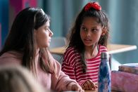 ECHT – Mia (Arazay Zink Campis, r.) und Zerda (Laila Mascher, l.) sind beste Freundinnen seit Kindertagen. Sie gehen in dieselbe Klasse.