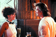 Tango & Cash – Schon bald wird deutlich, dass Cash (Kurt Russell, r.) an der Schwester seines Partners, Katherine (Teri Hatcher, l.), Interesse hat ...
