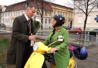 Die Stein – hr-fernsehen DIE STEIN (21), Irrungen und Wirrungen, 26-teilige Fernsehserie, Deutschland 2008 - 2011 Uhr. Dr. Karl Kanther (Thomas Schendel, l.) hat sich mit seiner Kollegin Renée Reinhardt (Petra Kleinert, r) verabredet und sogar Blumen mitgebracht.