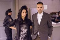 Elementary – Bei Captain Gregson wurde eingebrochen. Sherlock Holmes (Jonny Lee Miller, r.) und Watson (Lucy Liu, l.) machen sich sofort auf die Suche nach dem Täter ...