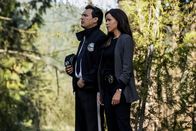 Nancy Drew – Chief E.O. McGinnis (Adam Beach, l.); Detective Karen Hart (Alvina August, r.)