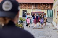 Landfrauenküche – Die Landfrauen in Dirndl vor STOI-Shop und VW Bus.