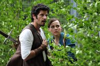 Robin Hood & ich – Finten schlagen und den Feind verwirren: Schon bald setzt sich Robin Hood (Pasquale Aleardi, l.) über alle Gesetze und Verordnungen hinweg, um Marion (Nadja Becker, r.) zu ihrem Recht zu verhelfen. Denn, nur wenn er ihre Notlage beendet hat, darf er auch wieder in seinen geliebten Nottingham Forest zurückkehren ...