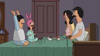 Bob's Burgers – Während Tina im Reitlager ist, errichten Linda (2.v.r.) und Bob (r.) für Gene (l.) und Louise (2.v.l.) ein Restaurantlager ...