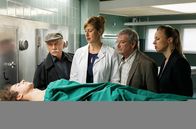 Rentnercops – Der ermordete Ex-Junkie Julius (Jascha Baum, liegend) war clean. Dr. Rosalind Schmidt (Helene Grass, 2.v.l.) erläutert Edwin Bremer (Tilo Prückner, l.), Günter Hoffmann (Wolfgang Winkler, 2.v.r.) und Vicky Adam (Katja Danowski, r.) die Laborergebnisse.