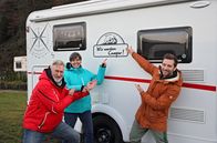 Wir werden Camper – Moderator Daniel Aßmann (r) zieht eine Zwischenblilanz und wagt einen Ausblick auf das Campingjahr 2022. Vom Dachzelt bei Minusgraden über die Wohnmobilfamilie mit Pferden und Hunden bis hin zum Trend Expeditionsfahrzeuge - Daniel zeigt, was möglich ist, worauf man achten sollte und was schiefgehen kann. Er zeigt Geschichten von Menschen, wie Petra (M) und Rüdiger Erbslöh (l). Sie fahren mit ihrem neuen Wohnmobil "Olaf" in nur einem Jahr über 19.000 Kilometer.