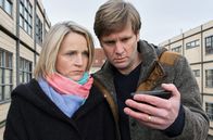 In aller Freundschaft – Susanne (Isabel Schosnig) und Leonard Lorenz (Kai Ivo Baulitz) sehen sich ein Video ihres leukämiekranken Sohnes Dominik an. Ihnen wird bewusst, dass er nur noch für sie weiterkämpft und auch, dass das nicht richtig ist.