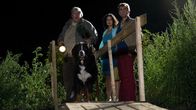Löwenzahn – Der Fall um die Herkunft der Edelsteine ist fast gelöst, die vier spüren den Betrüger im Dunkeln auf (v.li.: Helmut Krauss, Sanam Afrashteh, Guido Hammesfahr, Hund Keks)