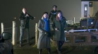 Mord auf Shetland – ARD Degeto MORD AUF SHETLAND - BÖSES BLUT Uhr im ERSTEN, online first ab Donnerstag (17.04.25) in der ARD MEDIATHEK Tosh (Alison O'Donnell, vorne r.), Ruth (Ashley Jensen) und Sandy (Steven Robertson) staunen erschüttert. - Motiv aus Teil 1