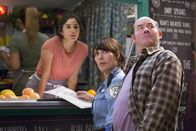 Superior Donuts – (v.l.n.r.) Sofia (Diane Guerrero); Randy (Katey Sagal); Tush (David Koechner)
