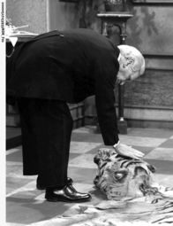 Dinner for One oder: Der 90. Geburtstag – MDR Fernsehen DINNER FOR ONE Uhr. Diener James (Freddie Frinton) streichelt im volltrunkenen Zustand den Tigerkopf.