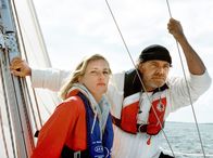 Das Glück ist eine Insel – Der Umweltschützer Dr. Jens Groote (Christian Kohlund) nimmt die Rechtsanwältin Corinna Jacobs (Maria Furtwängler) mit zu einer Bootsfahrt.