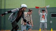 Almania – Von wegen keine Konkurrenz: Stimpel (Phil Laude) hat Berger (Vinzenz Kiefer) zu einem Rennen herausgefordert, Inliner gegen Skater.