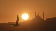 Megacitys - Wenn es Nacht wird in ... – Istanbul ist laut, chaotisch, und viel zu klein für seine knapp 20 Millionen Bewohner. ZDF-Korrespondentin Phoebe Gaa nimmt die Zuschauenden mit in die Dämmerung des Abends und endet früh morgens, wenn die meisten Menschen ausgeschlafen zur Arbeit gehen. Nachts zeigen sich die großen Veränderungen, die die Megacity gerade durchmacht: die Wirtschaftskrise schlägt den Menschen aufs Gemüt, die Armut steigt stetig und die Partyszene spürt die politisch verordnete Islamisierung deutlich. Der Film begleitet Menschen, die ihr Glück trotzdem in der Stadt suchen, die sie lieben und deren einstige Weltoffenheit sie bewahren wollen.