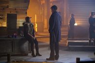 Castle – Weil Beckett und Castle (Nathan Fillion, r.) ihre Versöhnung in der Öffentlichkeit noch geheim halten, ist Castle zusammen mit seiner Tochter Alexis unterwegs, um einem Mord im Theaterbusiness aufzuklären. Er hofft, bei der Sängerin Charisse (Jaquita Ta'le, l.) Antworten zu finden ...