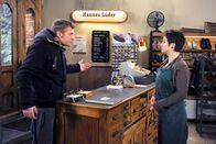 Rote Rosen – ARD ROTE ROSEN FOLGE 1432 Uhr im ERSTEN. Als Robins (Niklas Osterloh, l.) Auto kaputt geht zeigt er zum ersten Mal vor Ariane (Alexandra Horn, r.) seine raue Seite.