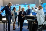 SOKO Wien – Spurensicherer Franz Wohlfahrt konnte die Aufzeichnung des Gespräches so filtern, dass man die entscheidende Sequenz nun klar erkennen kann. Von links: Major Carl Ribarski (Stefan Jürgens), Gerichtsmedizinerin Dr. Franziska Beck (Maria Happel), Gruppeninspektorin Penny Lanz (Lilian Klebow), Oberst Henriette Wolf (Brigitte Kren), Bezirksinspektor Simon Steininger (Michael Steinocher), Spurensicherer Franz Wohlfahrt (Helmut Bohatsch).