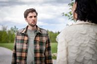 Sturm der Liebe – Henry (Elias Reichert, hinten) erklärt sauer, warum er nichts mit seiner Mutter (Krista Birkner, vorne) zu tun haben will.