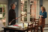 Last Man Standing – Vanessa (Nancy Travis, r.) findet, dass Mike (Tim Allen, l.) auch mal den Part des strengen Elternteils übernehmen kann. Doch diesem liegt diese Rolle gar nicht ...