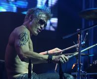 Command Performance – Drummer Joe (Dolph Lundgren) spielt mit seiner Rockband bei einem Benefizkonzert in Moskau im Vorprogramm der berühmten US-Sängerin Venus. Da passiert etwas Schreckliches ...