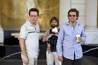 Hangover – Erinnerungen ausgelöscht: Die drei Überlebenden des Junggesellenabschieds, Phil (Bradley Cooper, r.), Stu (Ed Helms, l.) und Alan (Zach Galifianakis, M.), versuchen den spurlos verschwunden Bräutigam zu finden, denn die Zeit drängt, der Trauungstermin rückt immer näher.