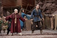 Die Legende von Aang – Haben einige Tricks auf Lager, um die Zhaos Armee in Schach zu halten: (v.l.n.r.) Aang (Noah Ringer), Katara (Nicola Peltz) und Sokka (Jackson Rathbone) ...