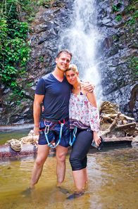 Verrückt nach Meer – Wasserfall auf der Insel Langkawi in Malaysia: Ausflug der Passagiere Scarlett Stegmann und Matthias Moritz zum Wasserfall. Weiteres Bildmaterial finden Sie unter www.br-foto.de.