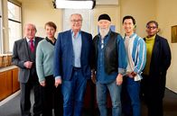 Rentnercops – v.l.n.r. PolizeiprÃ¤sident Plocher (Michael Prelle), Dezernatsleiterin Vicky Adam (Katja Danowski), Klaus Schmitz (Hartmut Volle), Reinhard Bielefelder (Bill Mockridge), Hui Ko (Aaron Le), Dr. Lara KrÃ¼ger (Dela Dabulamanzi)