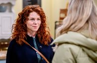 Sturm der Liebe – Fanny (Johanna Graen, l.) ist erleichtert, als Larissa (Anna Karolin Berger, r.) auf Kilians tiefe Liebe zu Fanny verweist.