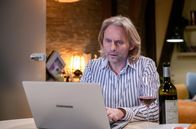 Sturm der Liebe – Michael (Erich Altenkopf) erhält eine von Nicole an Robert gerichtete Mail.