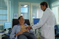 In aller Freundschaft – Die eigentliche Routine-Untersuchung von Steffen Frahm (Moritz Lindbergh, li.) bringt nichts Gutes zum Vorschein. Dr. Martin Stein (Bernhard Bettermann, re.) stellt eine erneute Verengung eines Herzkranzgefäßes fest. Dieses Mal wird ein Stent nicht ausreichen und Martin rät zu einem Bypass.