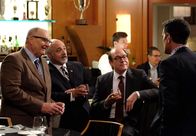 Modern Family – v.li.: Jay Pritchett (Ed O'Neill), Congressman Morley (Joseph Callari), Judge Lewis (Rob Brownstein), Phil Dunphy (Ty Burrell)