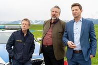 Die Rosenheim-Cops – Polizeihauptmeister Mohr (Max Müller, l.) klärt die Kommissare Stadler (Dieter Fischer, M.) und Hansen (IIgor Jeftic, r.) über erste Erkenntnisse zum Mord am Biathleten Max Ehrmann auf.