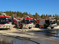 Beim Bund – Feuerwehrfahrzeuge der Bundeswehr stehen nebeneinander in der Brandschutzanlage Stetten.