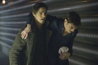 Beauty and the Beast – Vincent (Jay Ryan, l.) versucht den verletzten Evan (Max Brown, r.) in Sicherheit zu bringen ...