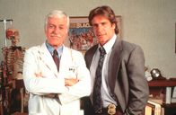 Diagnose: Mord – Dr. Mark Sloan (Dick Van Dyke, l.) ist Oberarzt einer Klinik und medizinischer Berater der örtlichen Polizei, bei deren Mordkommission sein Sohn Steve (Barry Van Dyke) tätig ist.