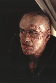 Mary Shelley's Frankenstein – Die Kreatur (Robert de Niro) lebt nicht nur, sondern hat auch Gefühle und will sich an seinem Schöpfer rächen, weil er sie verstoßen hat.