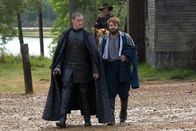 Salem – Wird es Cotton (Seth Gabel, r.) tatsächlich gelingen, den Wächter (Samuel Roukin, l.) in eine tödliche Falle zu locken?