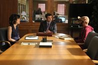 The Grinder - immer im Recht – Nachdem sie sich eingestehen müssen, dass es für den Prozess gegen Dean Sr. keine guten Aussichten gibt, wollen Claire (Natalie Morales, l.) und Stewart (Fred Savage, M.) dem Ankläger Cory Manler (Kenneth Lucas, r.) ein Angebot unterbreiten - doch dann entdeckt Stewart den Grinder in sich.
