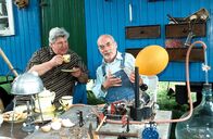 Löwenzahn Classics – Peter (Peter Lustig, r.) hat seine eigene Biogasanlage gebaut. Sogar den Tee für Nachbar Paschulke (Helmut Krauss, l.) hat er damit zubereitet.