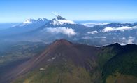 Der Pazifische Feuerring – Guatemalas Vulkane: Das Land der Maya ist ein Land der Vulkane. Blick aus dem Hubschrauber auf die Vulkane Pacaya, Agua und Fuego.