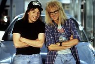 Wayne's World 2 – Die Chaoten Wayne (Mike Myers, l.) und Garth (Dana Carvey, r.) wollen ein riesiges Open-Air-Festival veranstalten - so wie es Jim Morrisons Geist befahl.