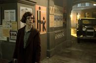 Babylon Berlin – Charlotte Ritter (Liv Lisa Fries) auf nächtlicher Erkundungstour.