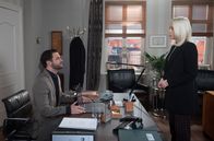 Rote Rosen – Im Machtspiel mit Amelie (Lara-Isabelle Rentinck, r.) kann David (Arne Rudolf, l.) einen Punkt landen: Für die Juwelenbörse bekommt er von Simons Vater zwei Fabergé-Eier.