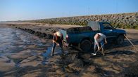 mareTV – Steve Ross und Keith Dickson sind „Sea Coaler“ – seit 40 Jahren ernten die beiden Strandkohle, bis zu zehn Tonnen am Tag.