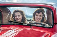 Frieden – Klara (Annina Walt, li.) und Charlotte (Caroline Imhof, re.), die beiden Helferinnen des Flüchtlingsheims, kommen bei einer Autofahrt ins Grüne auf andere Gedanken.